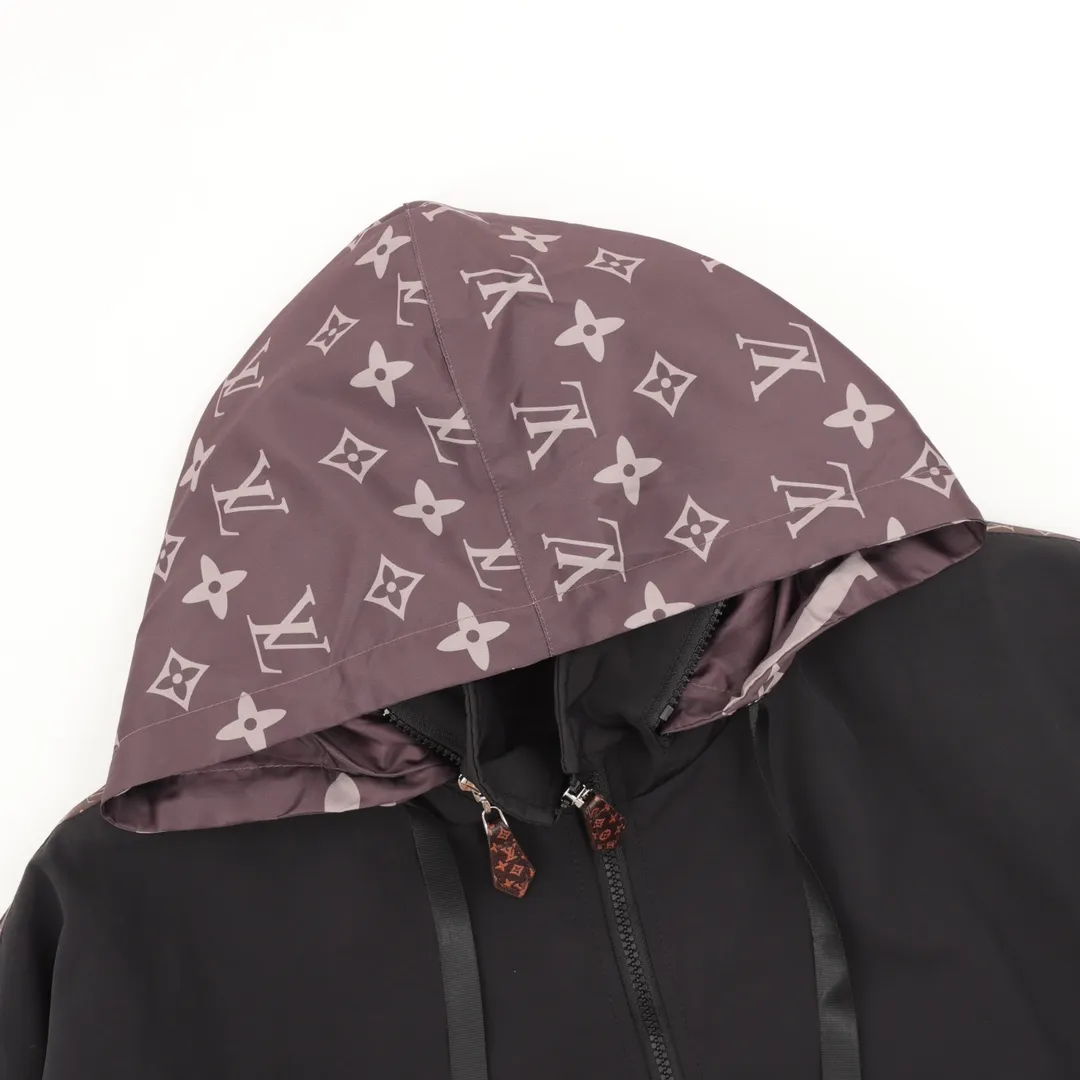 🅿️550 LouisVuitton/Louis Vuitton presbyopic patchwork windbreaker zipper jacket. Purchase the original version and have it printed immediately. The fabric is made of custom densely spun technical fabric that is light and thin, and the upper body is silky and breathable. Infrared positioning cutting, workwear-style windbreaker design, the upper body is invincible and versatile. All details are customized and developed, and all hardware and accessories are restored to ZP. SizeS-L